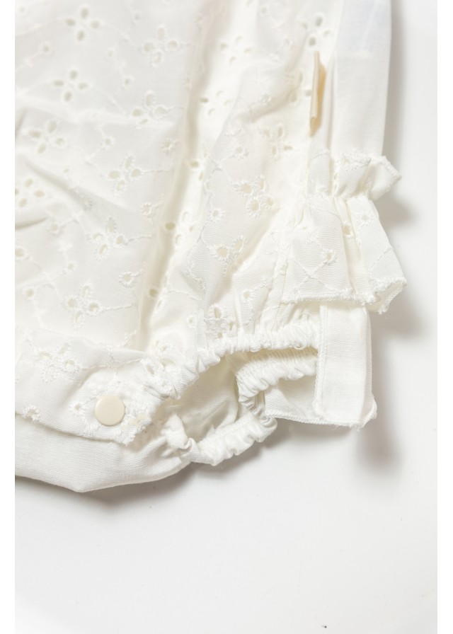 Βρεφική βαμβακερή ολόσωμη σαλοπέτα με χιαστή πλάτη σε λευκό χρώμα 