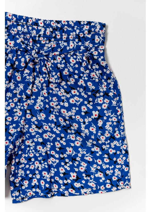 Παιδικό υφασμάτινο σορτσάκι με λευκά λουλούδια σε μπλέ χρώμα