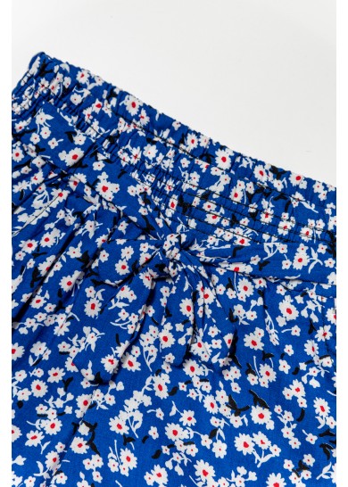 Παιδικό υφασμάτινο σορτσάκι με λευκά λουλούδια σε μπλέ χρώμα