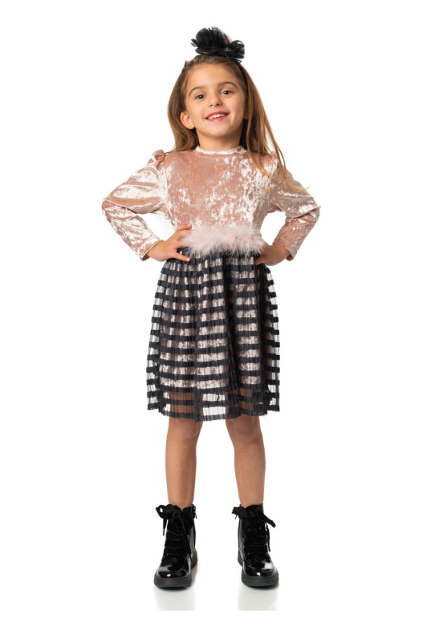 Παιδικό βελούδινο πλισέ φόρεμα Serafino σε απαλό ρόζ χρώμα με μαύρη διαφάνεια