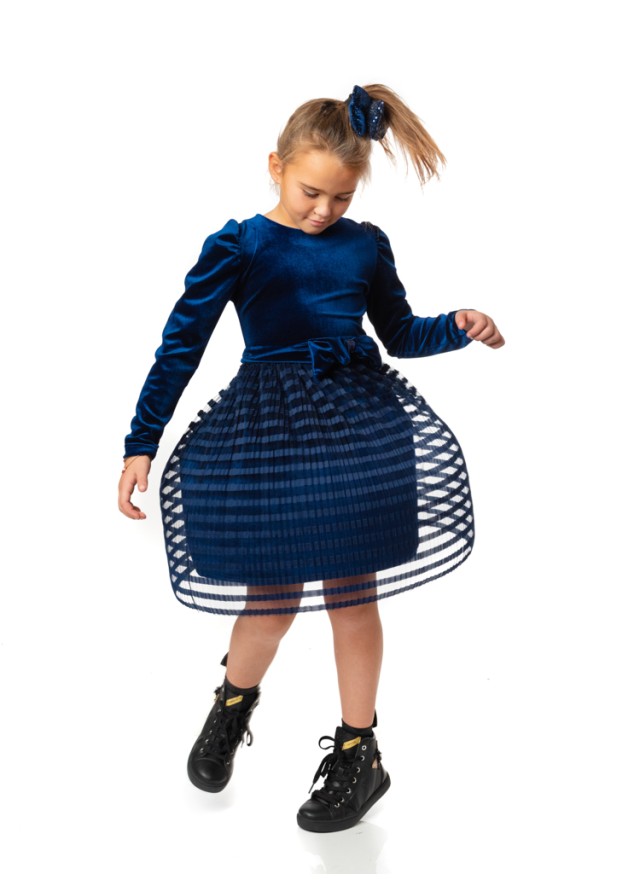 Παιδικό βελούδινο πλισέ φόρεμα Serafino με ζώνη φιογκάκι στην μέση σε μπλέ χρώμα